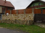 Oporný múr s plotom Važec